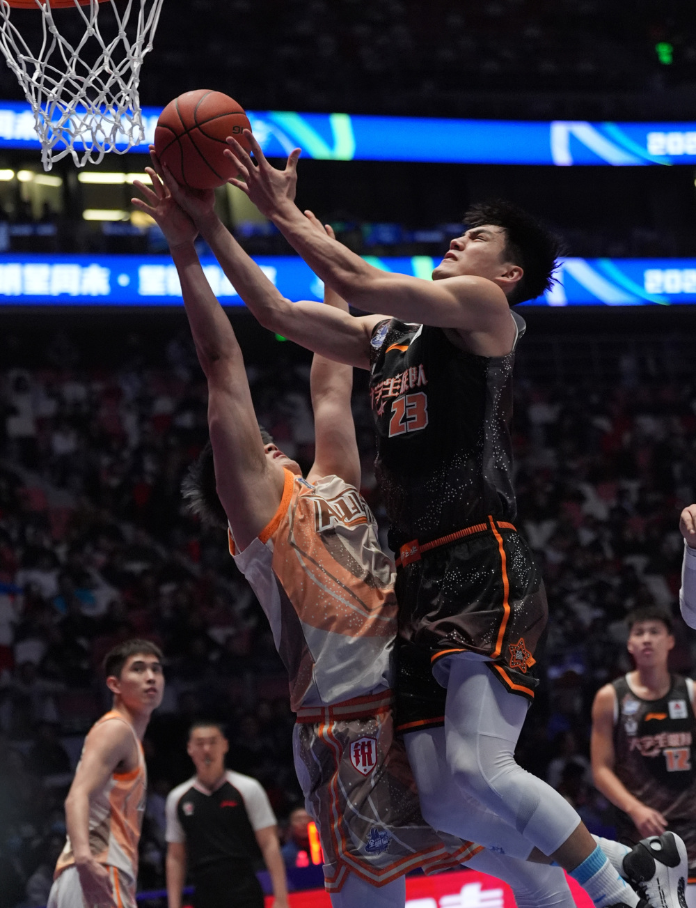 包含澳大利亚篮球全明星赛缤纷上演的词条