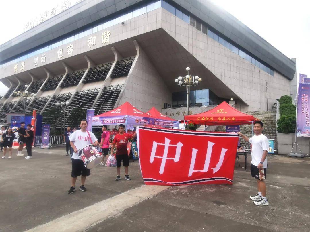 篮球球迷狂欢，手持球迷旗帜加油助威